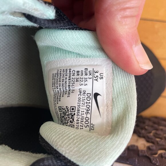 Nike's - Picture 3 of 3